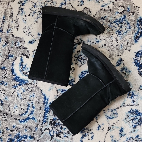 GIRLS TALL BLACK UGGS - Picture 4 of 6